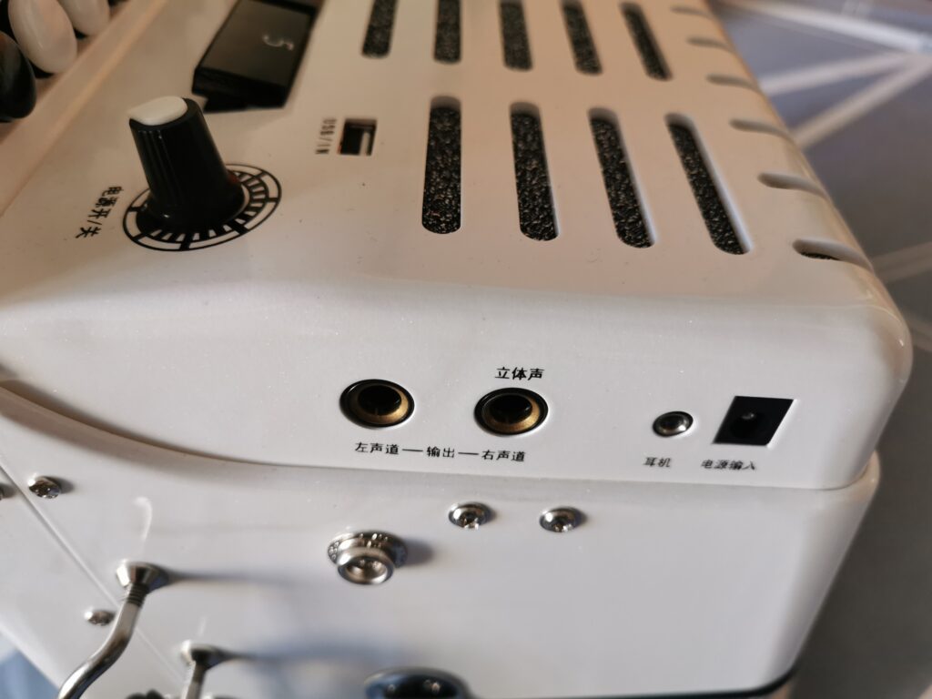 Audio output ports on Tianshuo digital accordion