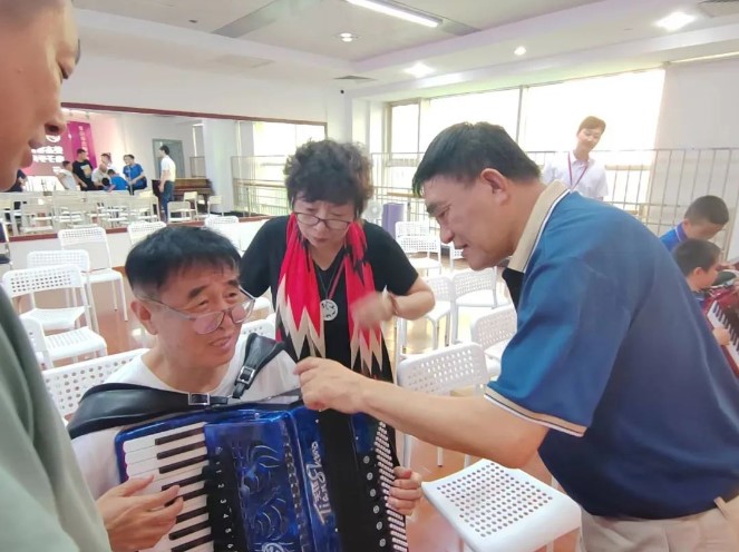 Elderly users trying Tianshuo digital accordion