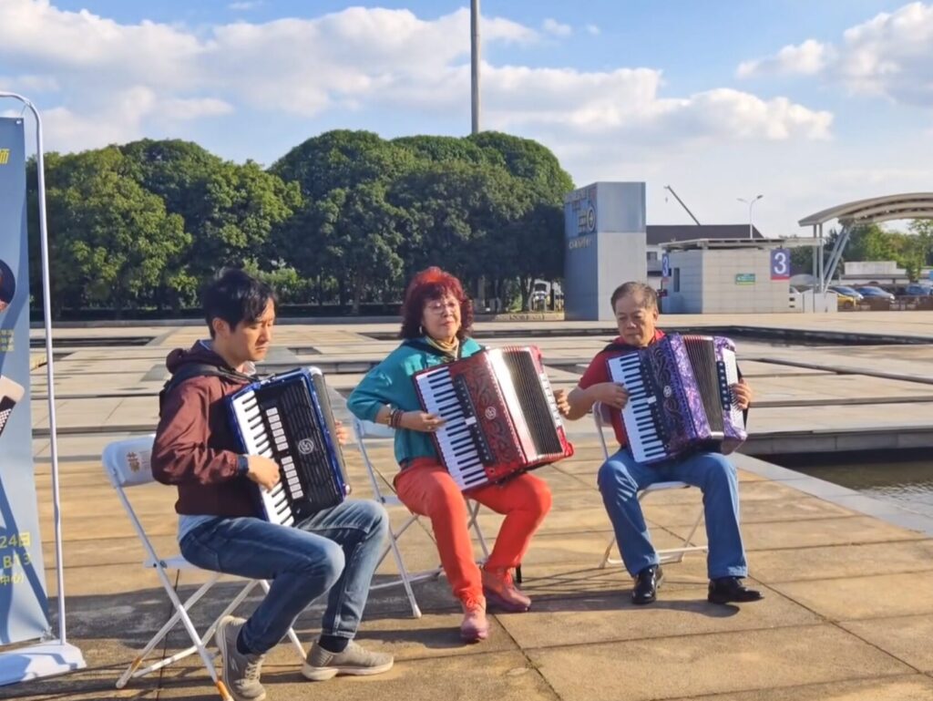 Playing Tianshuo digital accordions outdoor without cables